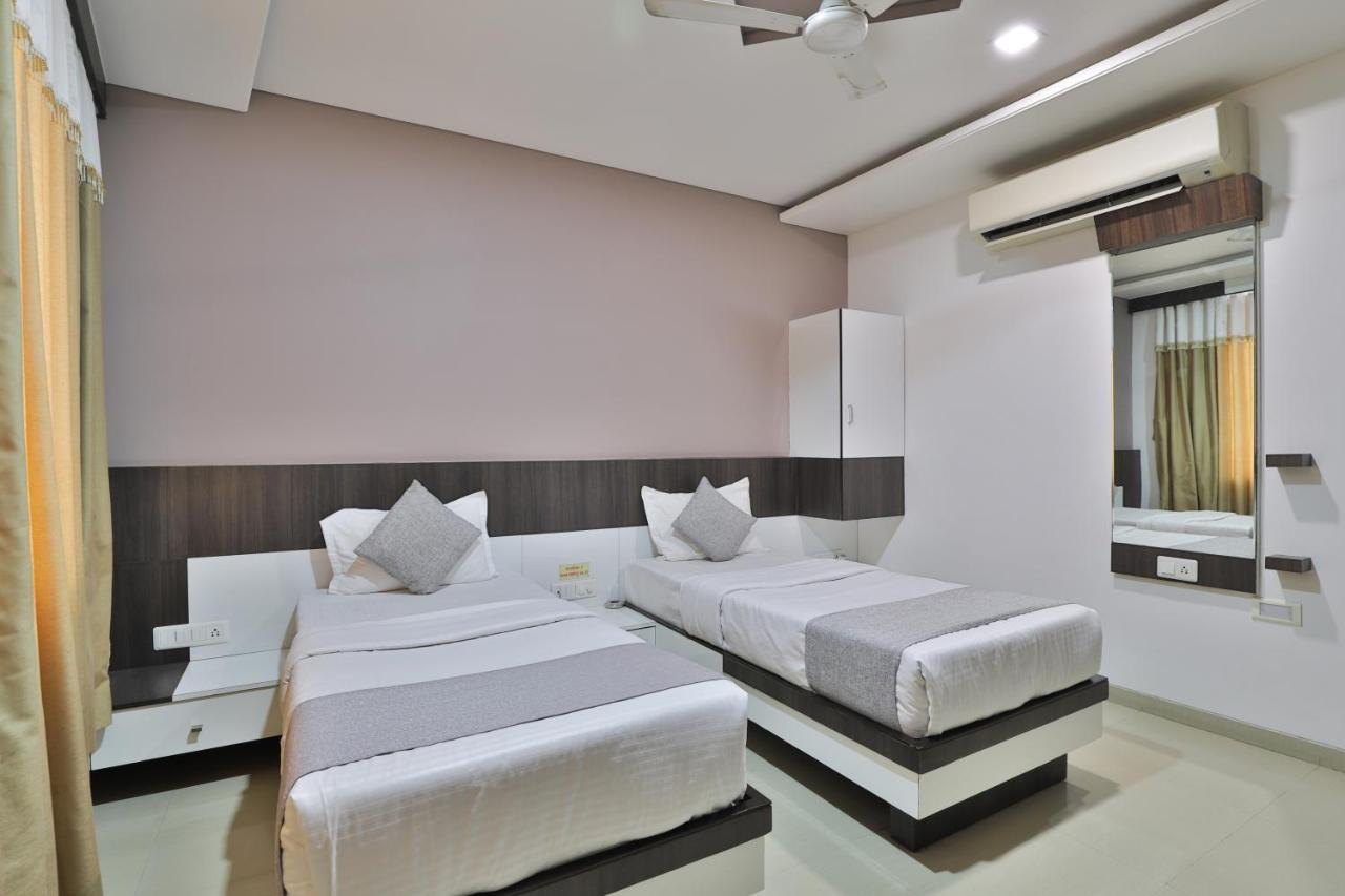 Hotel Planet Vadodara Exteriör bild