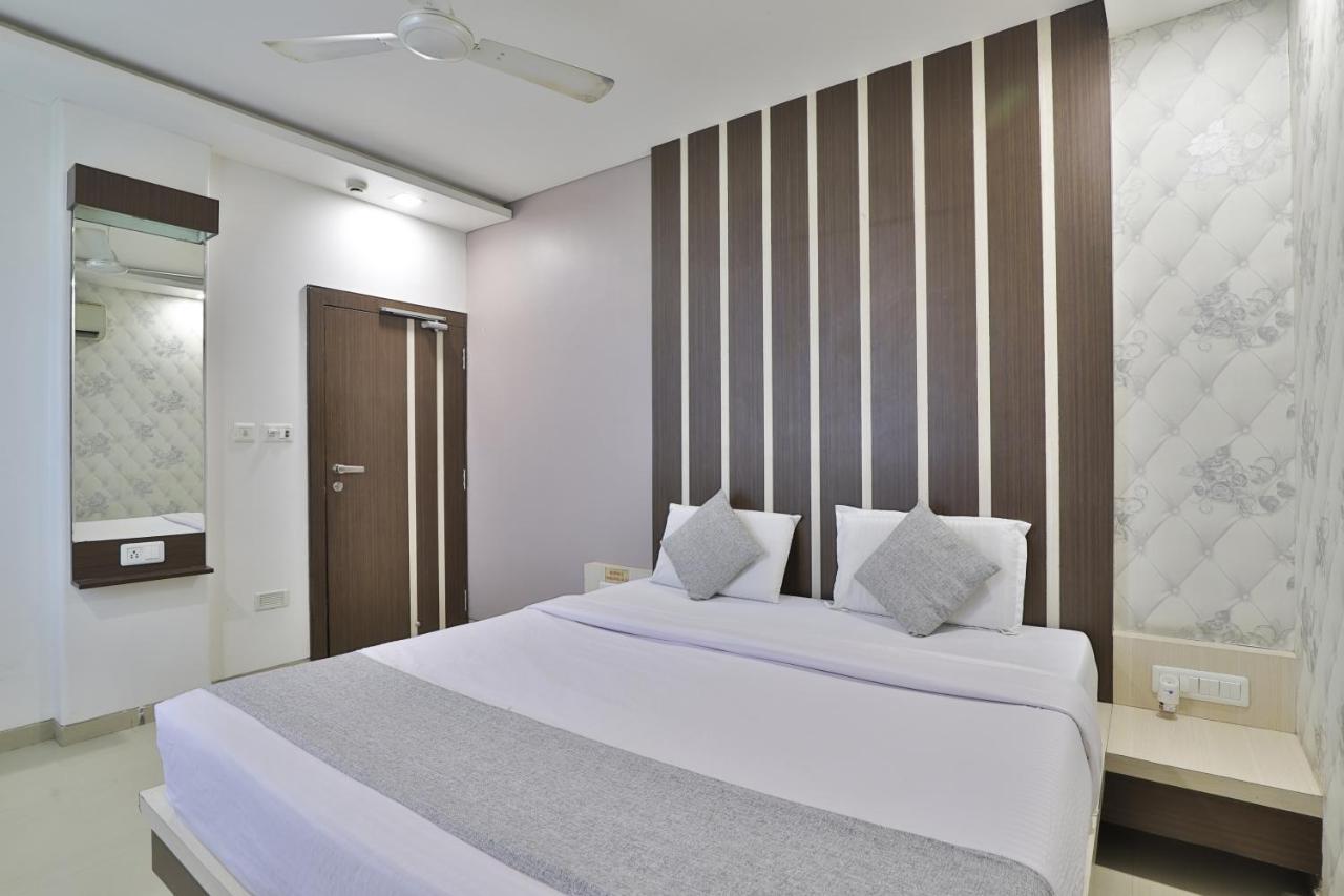 Hotel Planet Vadodara Exteriör bild